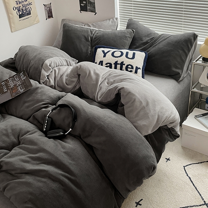 91家纺网 家纺一手货源 找家纺 优卡迪家纺馆 2025新款牛奶绒纯色双拼四件套系列 深灰银灰