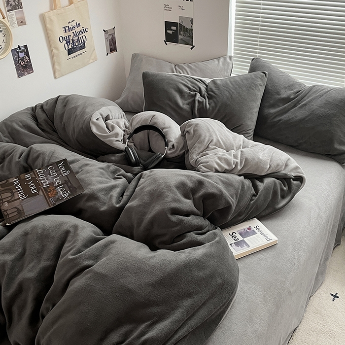 91家纺网 家纺一手货源 找家纺 优卡迪家纺馆 2025新款牛奶绒纯色双拼四件套系列 深灰银灰