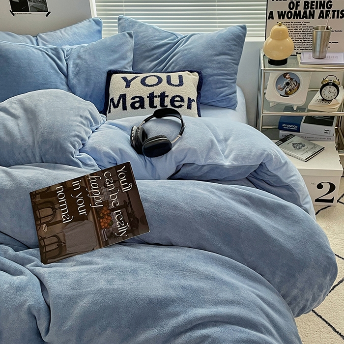 91家纺网 家纺一手货源 找家纺 优卡迪家纺馆 2025新款牛奶绒纯色双拼四件套系列 海蓝天蓝