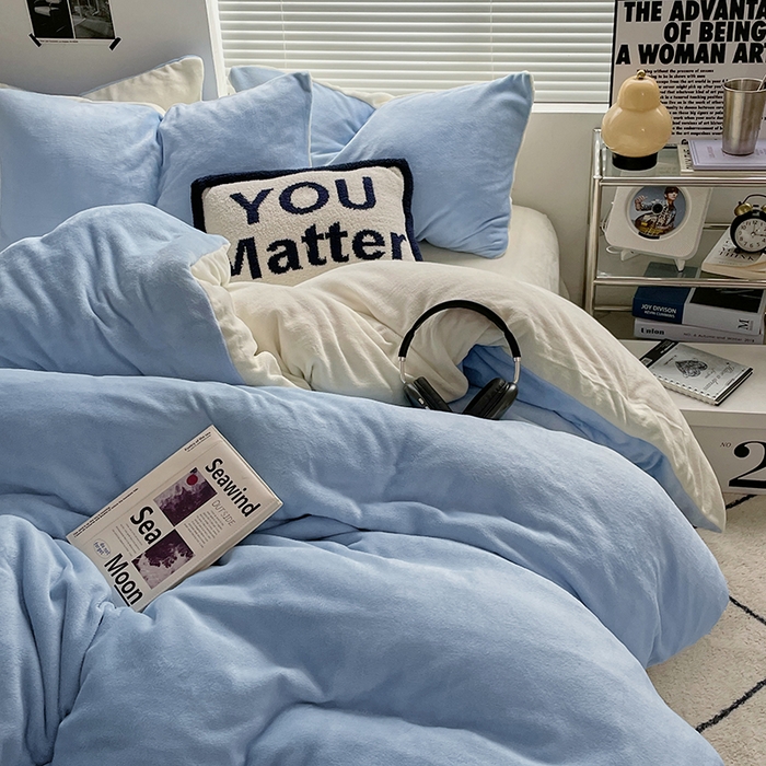 91家纺网 家纺一手货源 找家纺 优卡迪家纺馆 2025新款牛奶绒纯色双拼四件套系列 浅蓝奶白