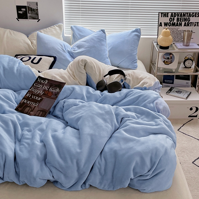 91家纺网 家纺一手货源 找家纺 优卡迪家纺馆 2025新款牛奶绒纯色双拼四件套系列 浅蓝奶白