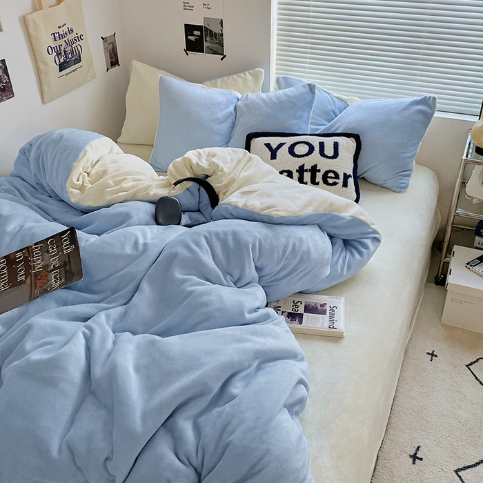 91家纺网 家纺一手货源 找家纺 优卡迪家纺馆 2025新款牛奶绒纯色双拼四件套系列 浅蓝奶白