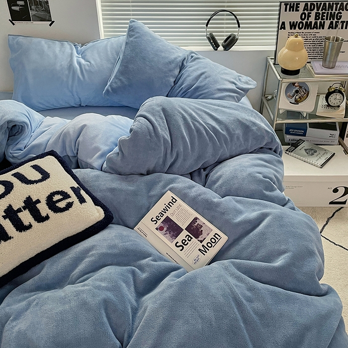 91家纺网 家纺一手货源 找家纺 优卡迪家纺馆 2025新款牛奶绒纯色双拼四件套系列 海蓝天蓝