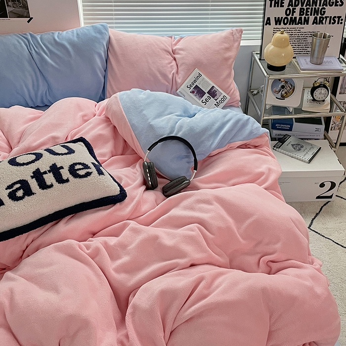 91家纺网 家纺一手货源 找家纺 优卡迪家纺馆 2025新款牛奶绒纯色双拼四件套系列 玉粉天蓝