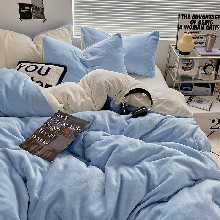 91家纺网 家纺一手货源 找家纺 优卡迪家纺馆 2025新款牛奶绒纯色双拼四件套系列 浅蓝奶白