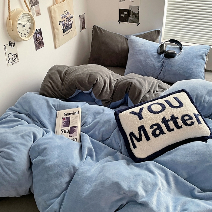 91家纺网 家纺一手货源 找家纺 优卡迪家纺馆 2025新款牛奶绒纯色双拼四件套系列 海蓝深灰