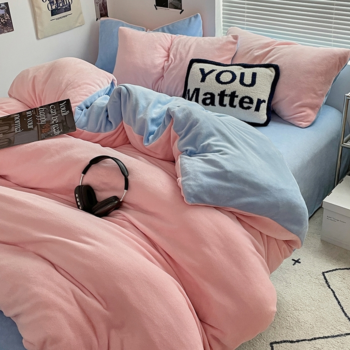 91家纺网 家纺一手货源 找家纺 优卡迪家纺馆 2025新款牛奶绒纯色双拼四件套系列 玉粉天蓝