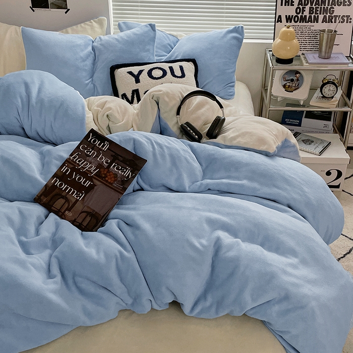 91家纺网 家纺一手货源 找家纺 优卡迪家纺馆 2025新款牛奶绒纯色双拼四件套系列 浅蓝奶白