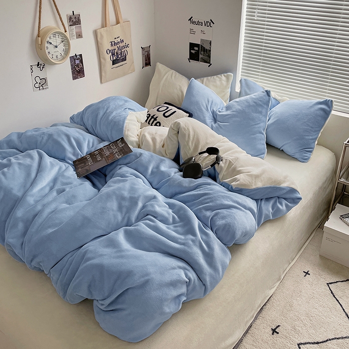 91家纺网 家纺一手货源 找家纺 优卡迪家纺馆 2025新款牛奶绒纯色双拼四件套系列 浅蓝奶白