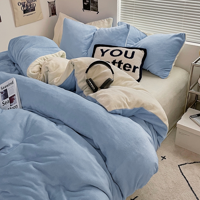 91家纺网 家纺一手货源 找家纺 优卡迪家纺馆 2025新款牛奶绒纯色双拼四件套系列 浅蓝奶白