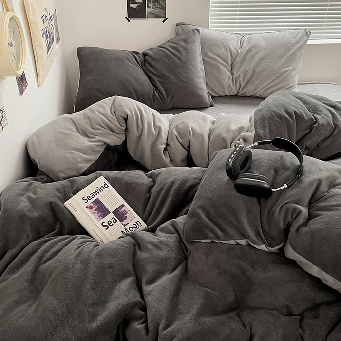 91家纺网 家纺一手货源 找家纺 优卡迪家纺馆 2025新款牛奶绒纯色双拼四件套系列 深灰银灰