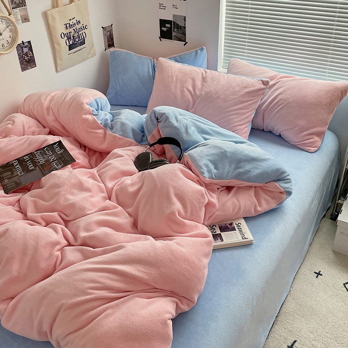 91家纺网 家纺一手货源 找家纺 优卡迪家纺馆 2025新款牛奶绒纯色双拼四件套系列 玉粉天蓝