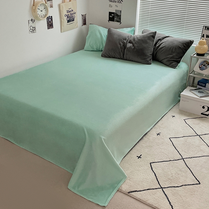 91家纺网 家纺一手货源 找家纺 优卡迪家纺馆 2025新款牛奶绒纯色双拼四件套系列 深灰嫩绿