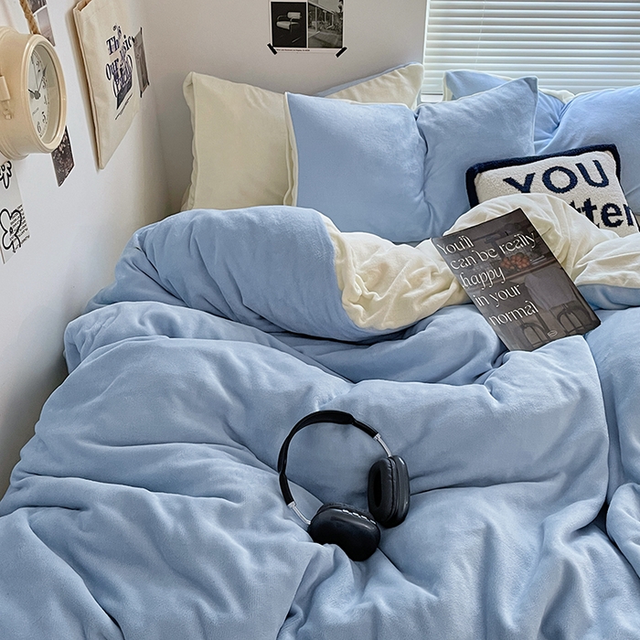 91家纺网 家纺一手货源 找家纺 优卡迪家纺馆 2025新款牛奶绒纯色双拼四件套系列 浅蓝奶白