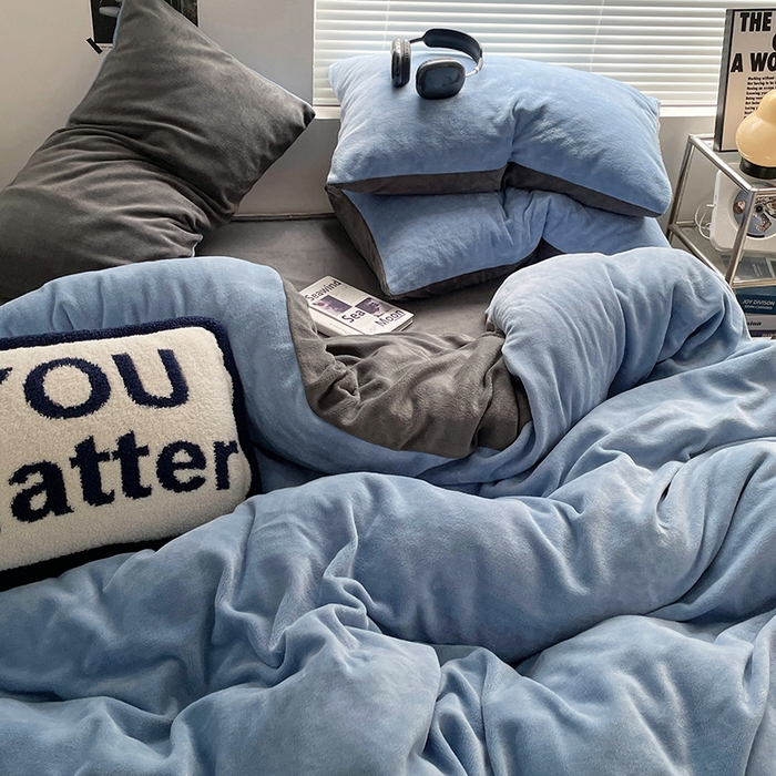 91家纺网 家纺一手货源 找家纺 优卡迪家纺馆 2025新款牛奶绒纯色双拼四件套系列 海蓝深灰