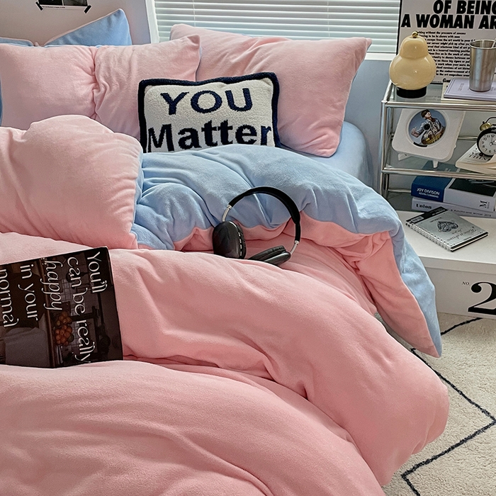 91家纺网 家纺一手货源 找家纺 优卡迪家纺馆 2025新款牛奶绒纯色双拼四件套系列 玉粉天蓝