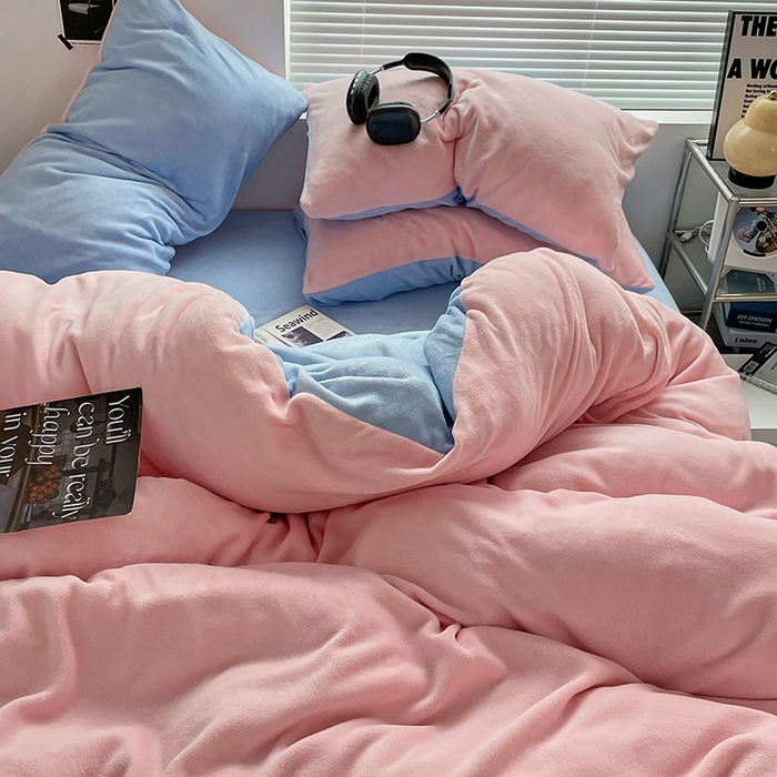 91家纺网 家纺一手货源 找家纺 优卡迪家纺馆 2025新款牛奶绒纯色双拼四件套系列 玉粉天蓝