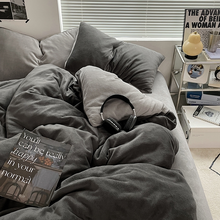 91家纺网 家纺一手货源 找家纺 优卡迪家纺馆 2025新款牛奶绒纯色双拼四件套系列 深灰银灰