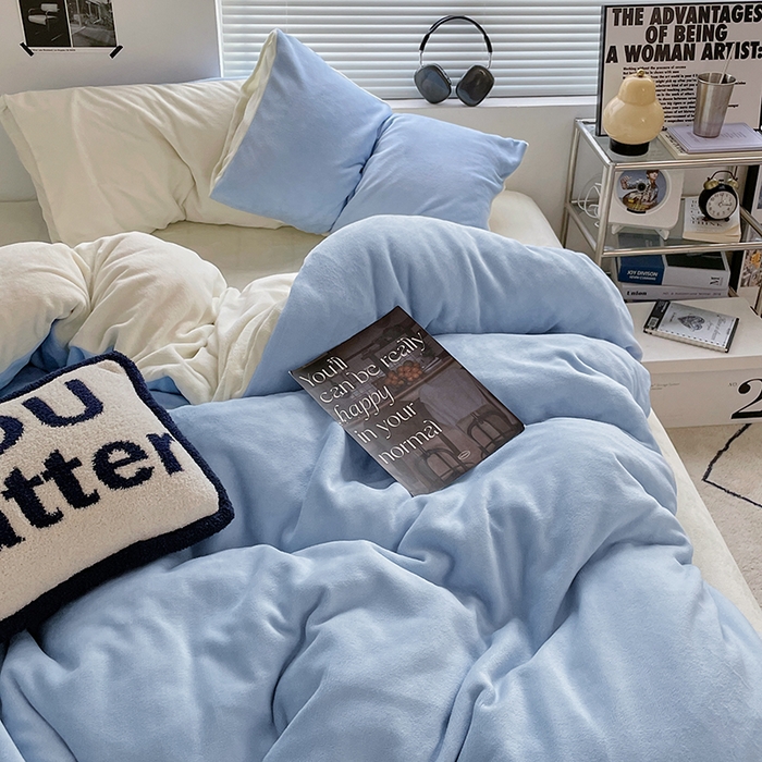 91家纺网 家纺一手货源 找家纺 优卡迪家纺馆 2025新款牛奶绒纯色双拼四件套系列 浅蓝奶白