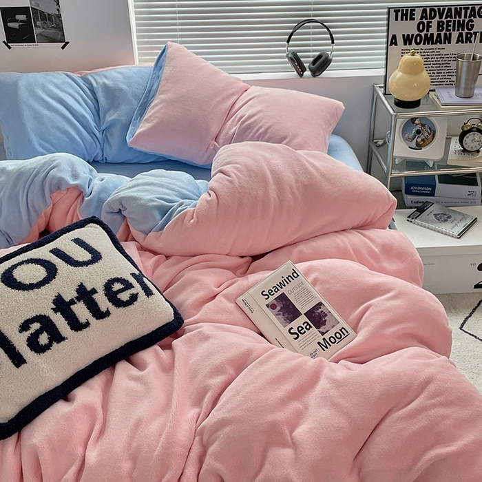 91家纺网 家纺一手货源 找家纺 优卡迪家纺馆 2025新款牛奶绒纯色双拼四件套系列 玉粉天蓝