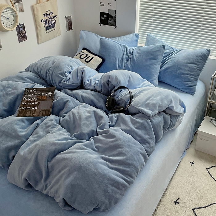 91家纺网 家纺一手货源 找家纺 优卡迪家纺馆 2025新款牛奶绒纯色双拼四件套系列 海蓝天蓝