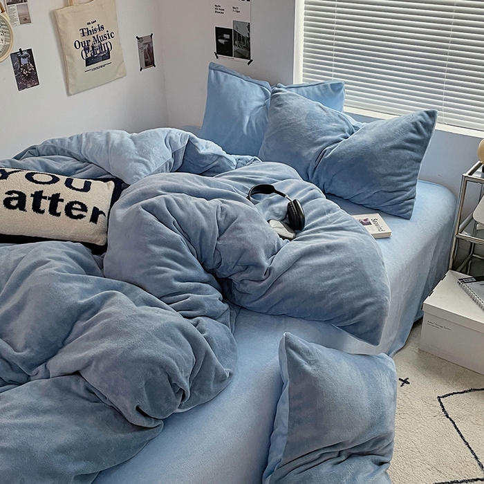 91家纺网 家纺一手货源 找家纺 优卡迪家纺馆 2025新款牛奶绒纯色双拼四件套系列 海蓝天蓝