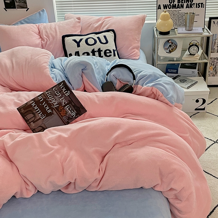 91家纺网 家纺一手货源 找家纺 优卡迪家纺馆 2025新款牛奶绒纯色双拼四件套系列 玉粉天蓝