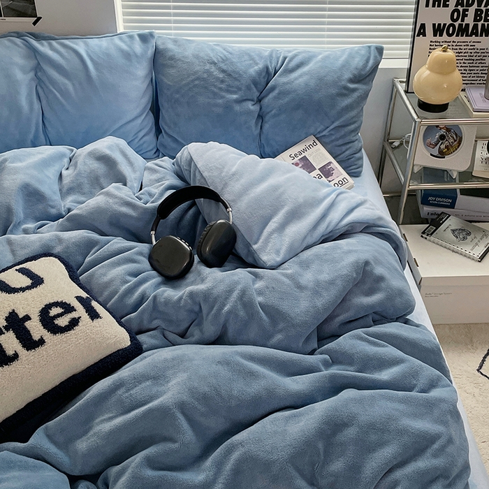 91家纺网 家纺一手货源 找家纺 优卡迪家纺馆 2025新款牛奶绒纯色双拼四件套系列 海蓝天蓝