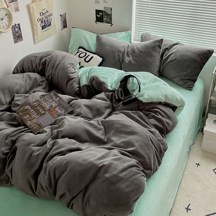 91家纺网 家纺一手货源 找家纺 优卡迪家纺馆 2025新款牛奶绒纯色双拼四件套系列 深灰嫩绿