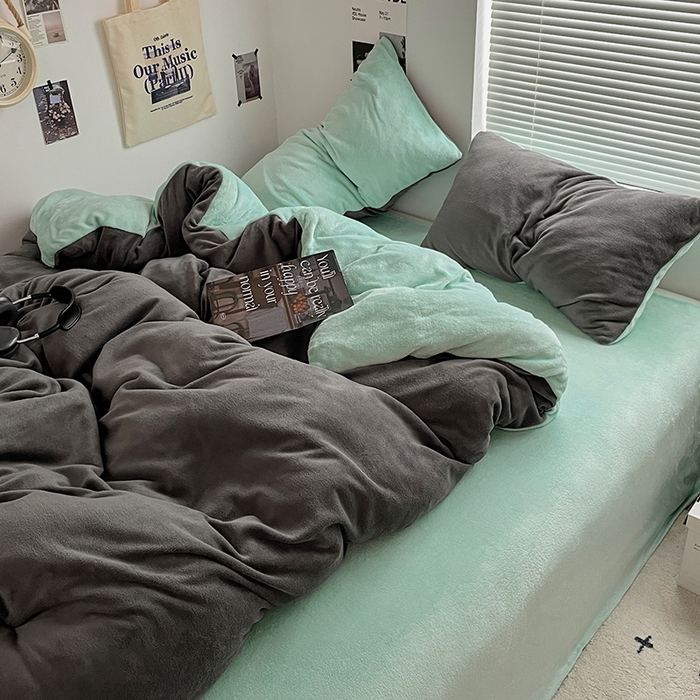 91家纺网 家纺一手货源 找家纺 优卡迪家纺馆 2025新款牛奶绒纯色双拼四件套系列 深灰嫩绿