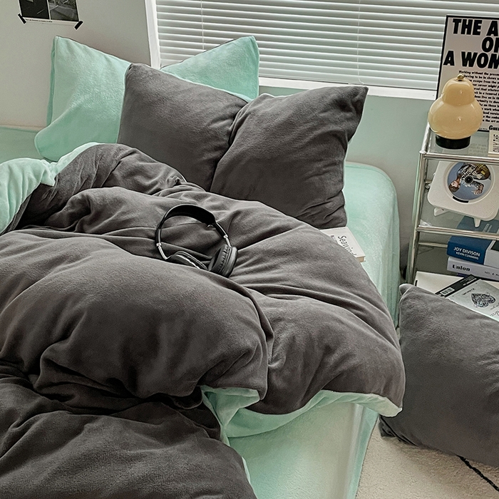 91家纺网 家纺一手货源 找家纺 优卡迪家纺馆 2025新款牛奶绒纯色双拼四件套系列 深灰嫩绿