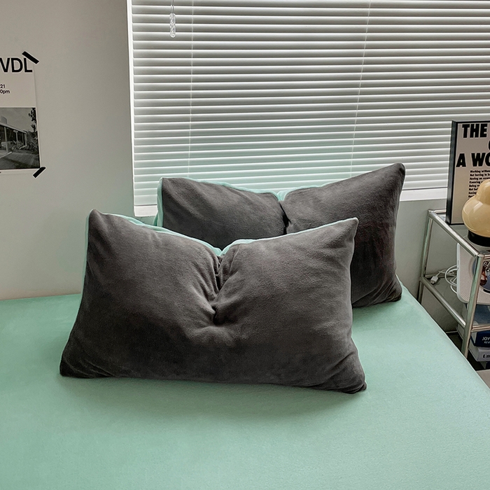 91家纺网 家纺一手货源 找家纺 优卡迪家纺馆 2025新款牛奶绒纯色双拼四件套系列 深灰嫩绿