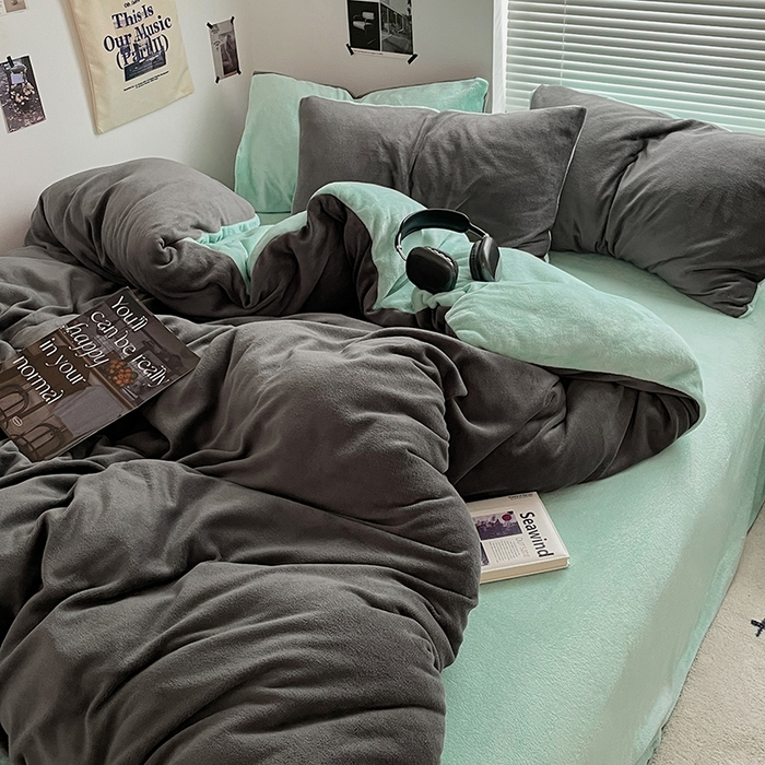 91家纺网 家纺一手货源 找家纺 优卡迪家纺馆 2025新款牛奶绒纯色双拼四件套系列 深灰嫩绿