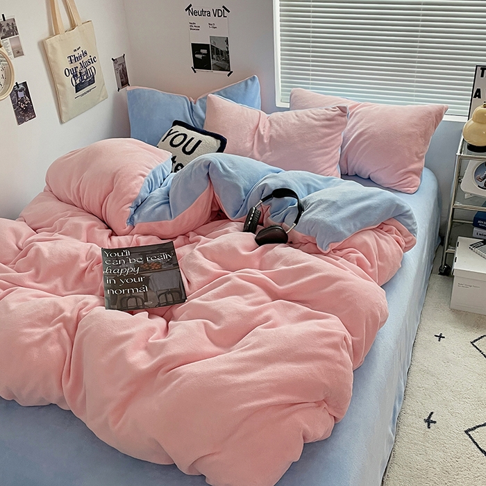 91家纺网 家纺一手货源 找家纺 优卡迪家纺馆 2025新款牛奶绒纯色双拼四件套系列 玉粉天蓝