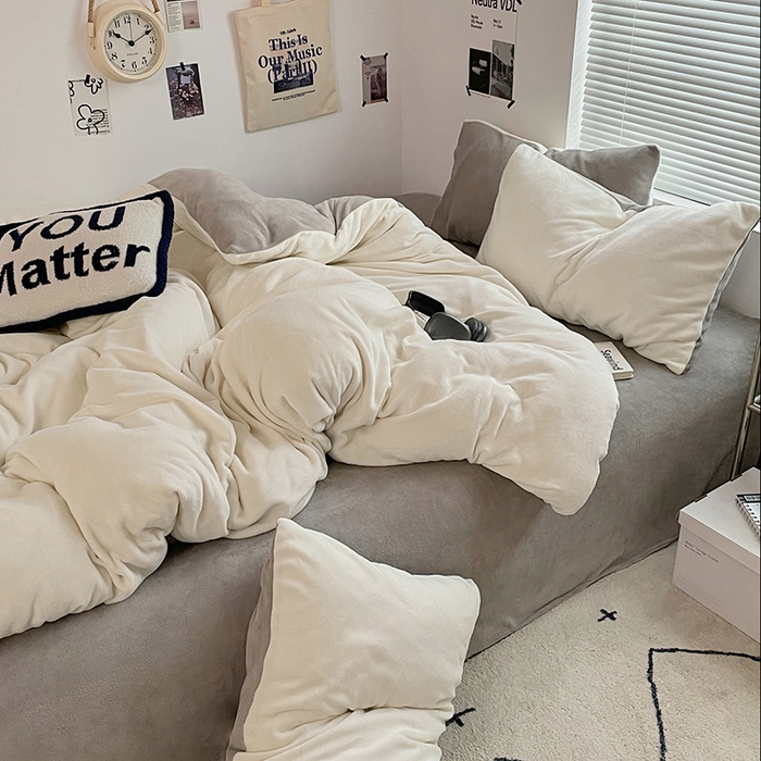 91家纺网 家纺一手货源 找家纺 优卡迪家纺馆 2025新款牛奶绒纯色双拼四件套系列 奶白银灰