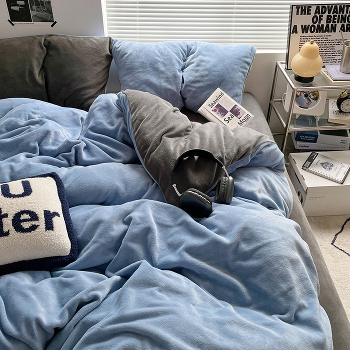 91家纺网 家纺一手货源 找家纺 优卡迪家纺馆 2025新款牛奶绒纯色双拼四件套系列 海蓝深灰