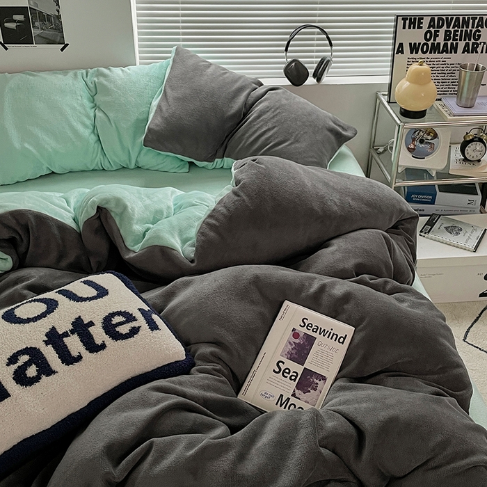 91家纺网 家纺一手货源 找家纺 优卡迪家纺馆 2025新款牛奶绒纯色双拼四件套系列 深灰嫩绿