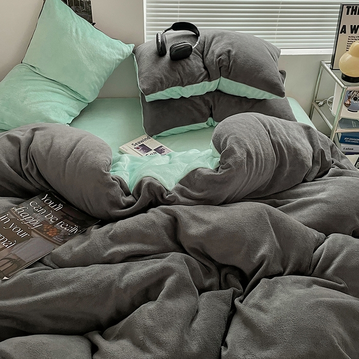 91家纺网 家纺一手货源 找家纺 优卡迪家纺馆 2025新款牛奶绒纯色双拼四件套系列 深灰嫩绿