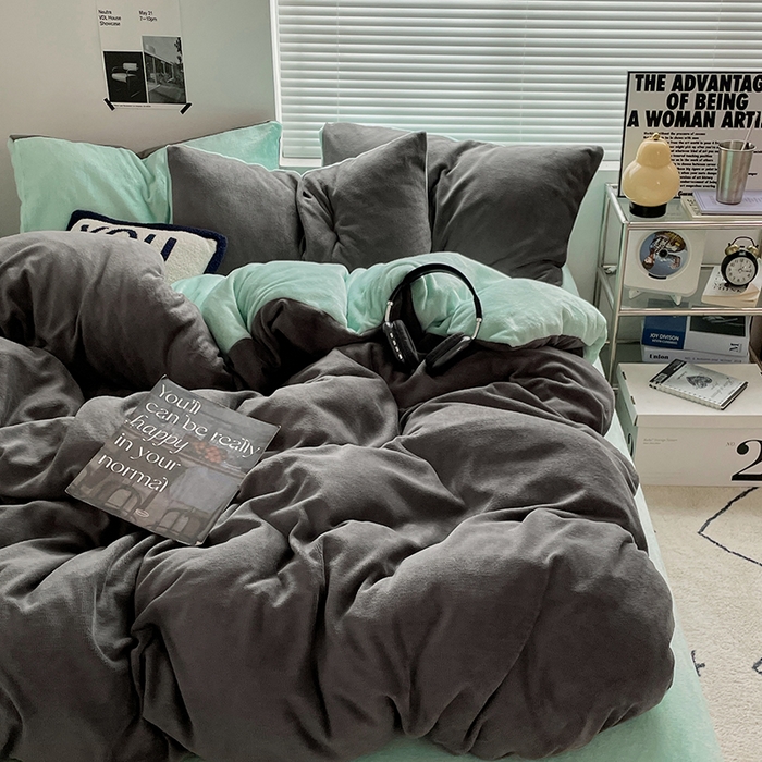 91家纺网 家纺一手货源 找家纺 优卡迪家纺馆 2025新款牛奶绒纯色双拼四件套系列 深灰嫩绿