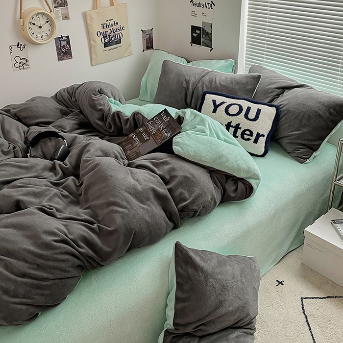 91家纺网 家纺一手货源 找家纺 优卡迪家纺馆 2025新款牛奶绒纯色双拼四件套系列 深灰嫩绿