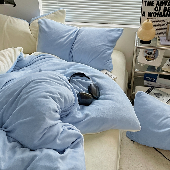 91家纺网 家纺一手货源 找家纺 优卡迪家纺馆 2025新款牛奶绒纯色双拼四件套系列 浅蓝奶白