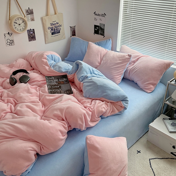 91家纺网 家纺一手货源 找家纺 优卡迪家纺馆 2025新款牛奶绒纯色双拼四件套系列 玉粉天蓝