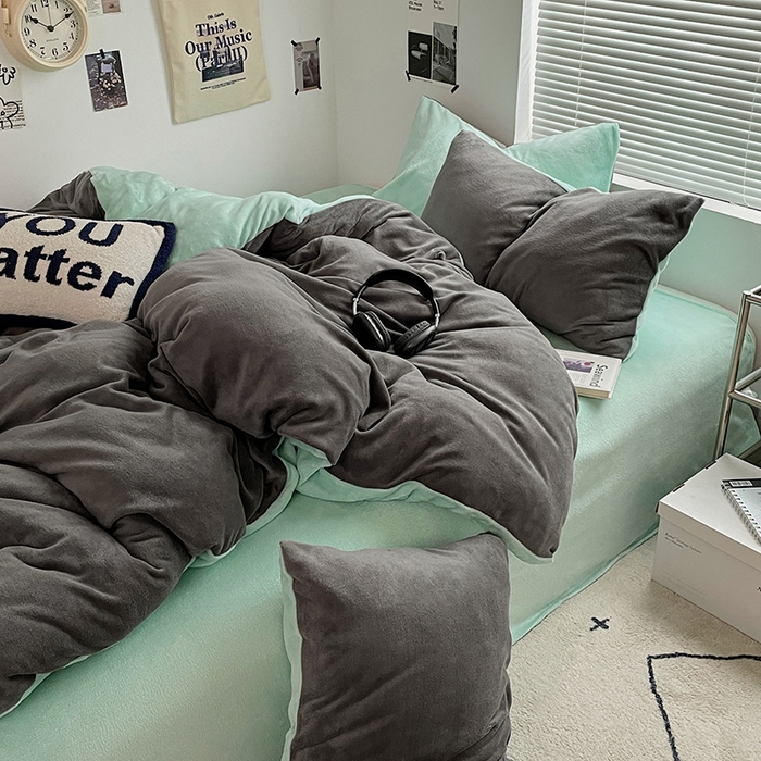 91家纺网 家纺一手货源 找家纺 优卡迪家纺馆 2025新款牛奶绒纯色双拼四件套系列 深灰嫩绿