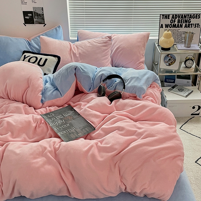 91家纺网 家纺一手货源 找家纺 优卡迪家纺馆 2025新款牛奶绒纯色双拼四件套系列 玉粉天蓝