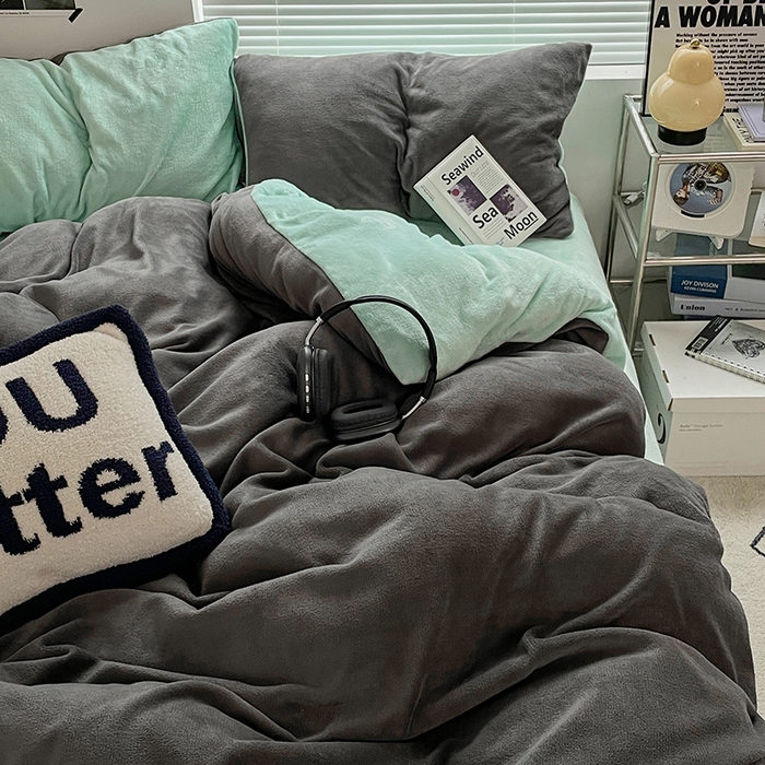 91家纺网 家纺一手货源 找家纺 优卡迪家纺馆 2025新款牛奶绒纯色双拼四件套系列 深灰嫩绿