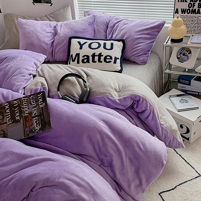 91家纺网 家纺一手货源 找家纺 优卡迪家纺馆 2025新款牛奶绒纯色双拼四件套系列 魅紫银灰