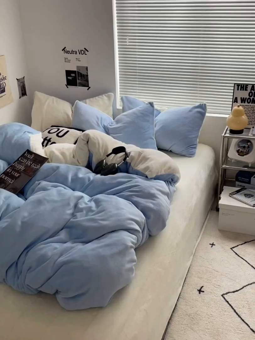 91家纺网 家纺一手货源 找家纺 优卡迪家纺馆 2025新款牛奶绒纯色双拼四件套系列 浅蓝奶白