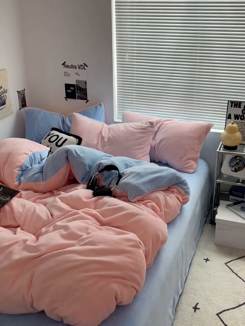 91家纺网 家纺一手货源 找家纺 优卡迪家纺馆 2025新款牛奶绒纯色双拼四件套系列 玉粉天蓝