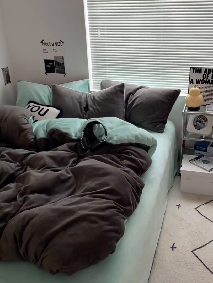 91家纺网 家纺一手货源 找家纺 优卡迪家纺馆 2025新款牛奶绒纯色双拼四件套系列 深灰嫩绿