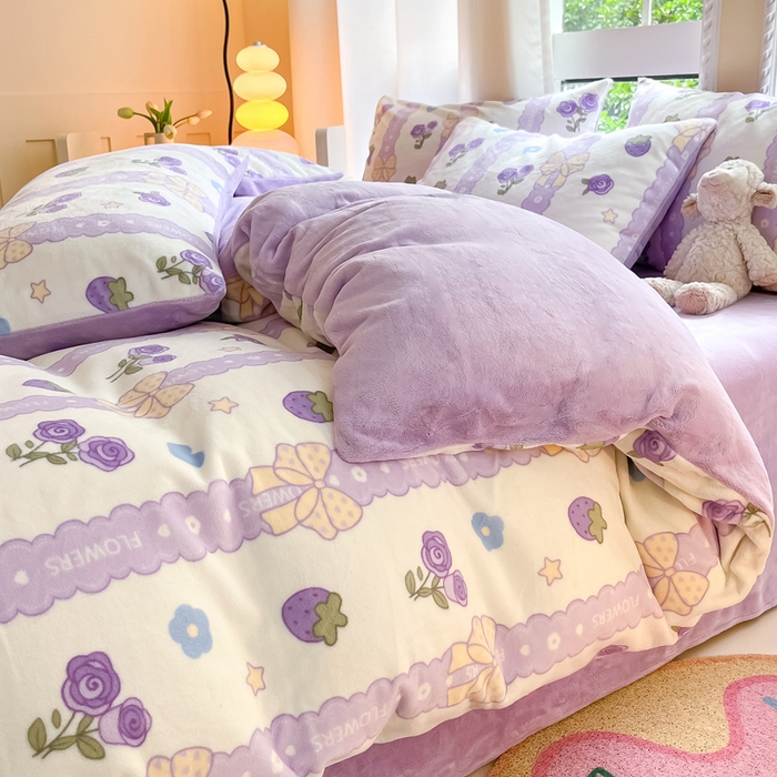 91家纺网 家纺一手货源 找家纺 佳汐蓝家纺 2025新款190克高克重牛奶绒印花四件套 甜蜜草莓-紫